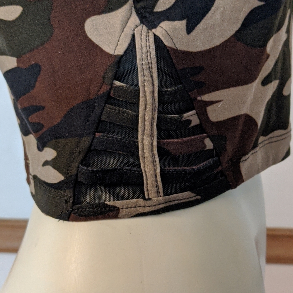 Super Soft Vented Camo Crop Top size Medium - Picture 4 of 6